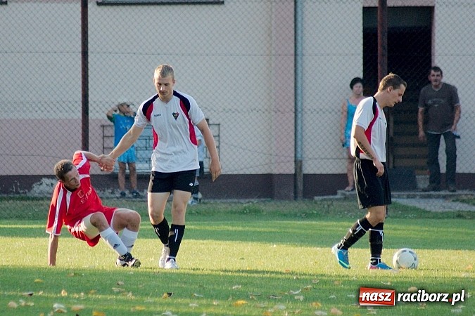 Zdjęcie w galerii na portalu naszraciborz.pl: Mecz na szczycie dla Czarnych Gorzyce wiadomości z regionu