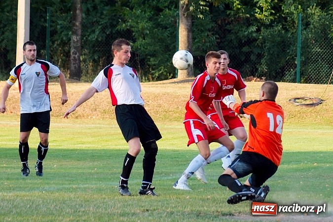 Zdjęcie w galerii na portalu naszraciborz.pl: Mecz na szczycie dla Czarnych Gorzyce wiadomości z regionu