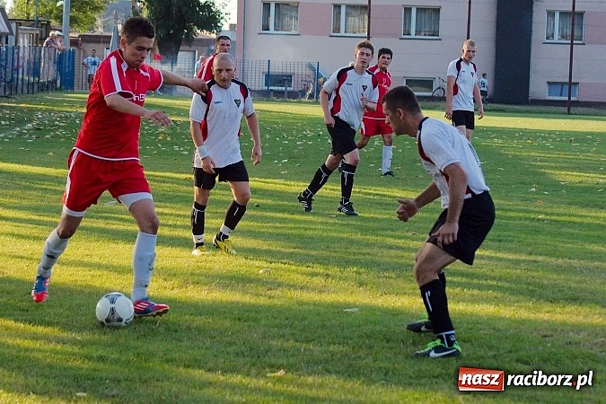 Zdjęcie w galerii na portalu naszraciborz.pl: Mecz na szczycie dla Czarnych Gorzyce wiadomości z regionu