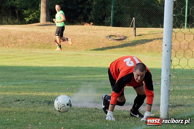 Zdjęcie w galerii na portalu naszraciborz.pl: Mecz na szczycie dla Czarnych Gorzyce wiadomości z regionu