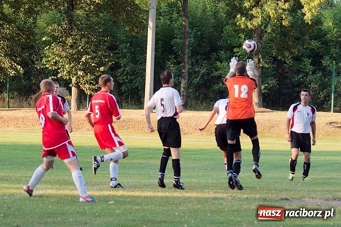 Zdjęcie w galerii na portalu naszraciborz.pl: Mecz na szczycie dla Czarnych Gorzyce wiadomości z regionu