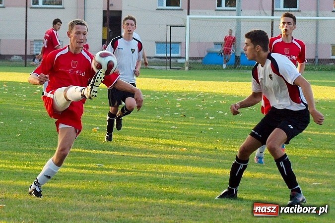 Zdjęcie w galerii na portalu naszraciborz.pl: Mecz na szczycie dla Czarnych Gorzyce wiadomości z regionu