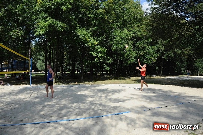 Zdjęcie w galerii na portalu naszraciborz.pl: Grzelak i Władarz z pucharem europosła Bogdana Marcinkiewicza wiadomości z regionu