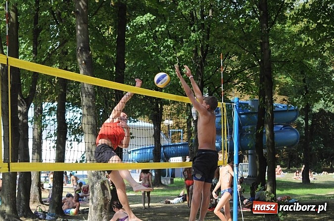 Zdjęcie w galerii na portalu naszraciborz.pl: Grzelak i Władarz z pucharem europosła Bogdana Marcinkiewicza wiadomości z regionu