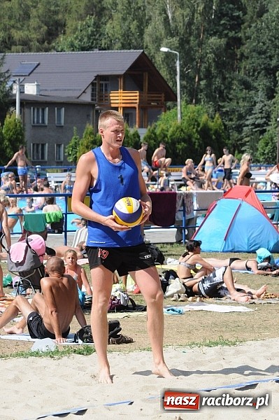 Zdjęcie w galerii na portalu naszraciborz.pl: Grzelak i Władarz z pucharem europosła Bogdana Marcinkiewicza wiadomości z regionu