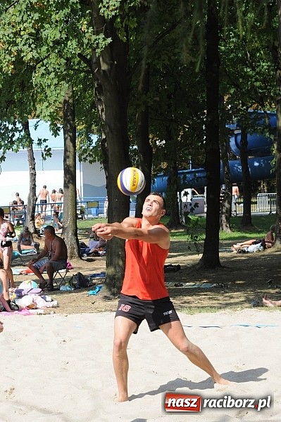 Zdjęcie w galerii na portalu naszraciborz.pl: Grzelak i Władarz z pucharem europosła Bogdana Marcinkiewicza wiadomości z regionu