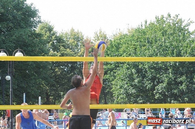 Zdjęcie w galerii na portalu naszraciborz.pl: Grzelak i Władarz z pucharem europosła Bogdana Marcinkiewicza wiadomości z regionu