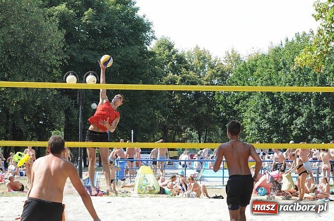 Zdjęcie w galerii na portalu naszraciborz.pl: Grzelak i Władarz z pucharem europosła Bogdana Marcinkiewicza wiadomości z regionu