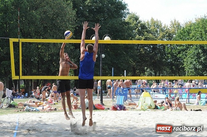 Zdjęcie w galerii na portalu naszraciborz.pl: Grzelak i Władarz z pucharem europosła Bogdana Marcinkiewicza wiadomości z regionu