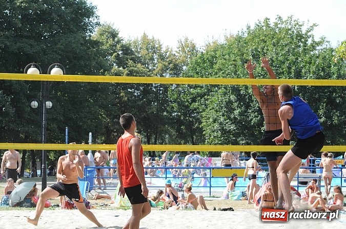 Zdjęcie w galerii na portalu naszraciborz.pl: Grzelak i Władarz z pucharem europosła Bogdana Marcinkiewicza wiadomości z regionu