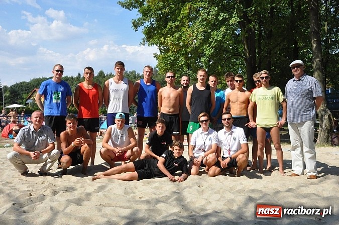 Zdjęcie w galerii na portalu naszraciborz.pl: Grzelak i Władarz z pucharem europosła Bogdana Marcinkiewicza wiadomości z regionu