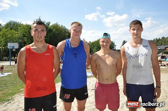 Zdjęcie w galerii na portalu naszraciborz.pl: Grzelak i Władarz z pucharem europosła Bogdana Marcinkiewicza wiadomości z regionu