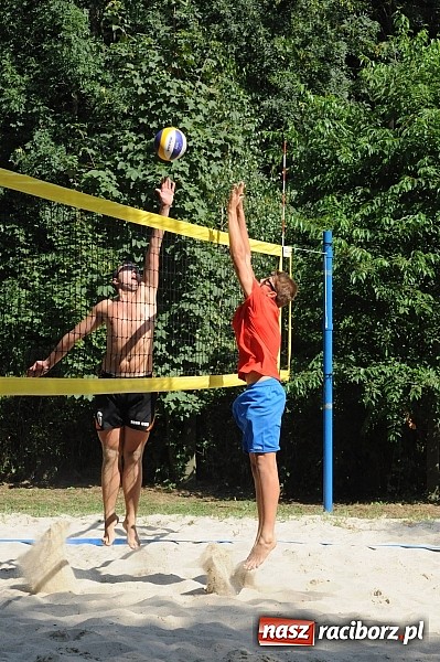 Zdjęcie w galerii na portalu naszraciborz.pl: Grzelak i Władarz z pucharem europosła Bogdana Marcinkiewicza wiadomości z regionu