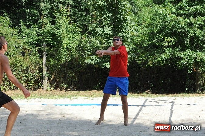 Zdjęcie w galerii na portalu naszraciborz.pl: Grzelak i Władarz z pucharem europosła Bogdana Marcinkiewicza wiadomości z regionu