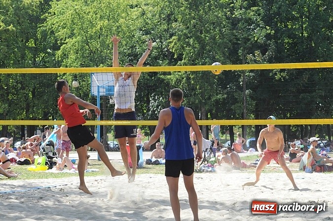 Zdjęcie w galerii na portalu naszraciborz.pl: Grzelak i Władarz z pucharem europosła Bogdana Marcinkiewicza wiadomości z regionu