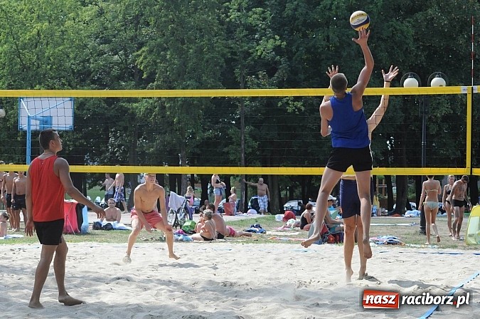 Zdjęcie w galerii na portalu naszraciborz.pl: Grzelak i Władarz z pucharem europosła Bogdana Marcinkiewicza wiadomości z regionu