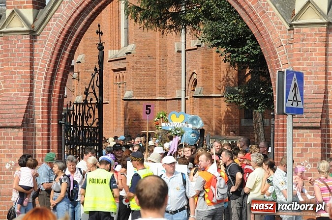 Zdjęcie w galerii na portalu naszraciborz.pl: Pielgrzymi z powiatu raciborskiego już na trasie wiadomości z regionu