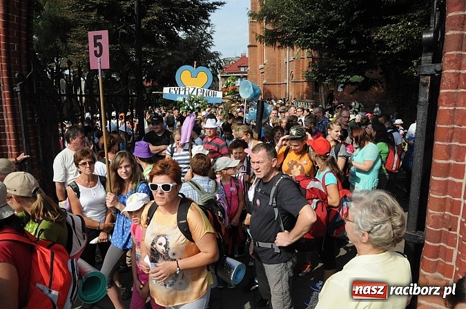 Zdjęcie w galerii na portalu naszraciborz.pl: Pielgrzymi z powiatu raciborskiego już na trasie wiadomości z regionu