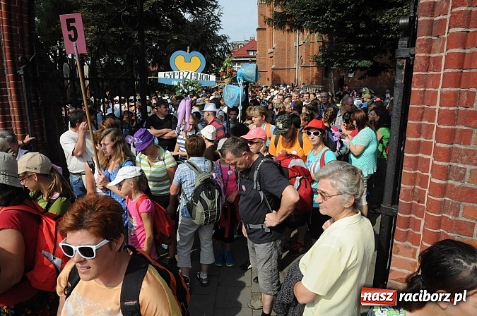 Zdjęcie w galerii na portalu naszraciborz.pl: Pielgrzymi z powiatu raciborskiego już na trasie wiadomości z regionu