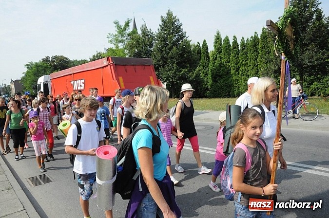 Zdjęcie w galerii na portalu naszraciborz.pl: Pielgrzymi z powiatu raciborskiego już na trasie wiadomości z regionu