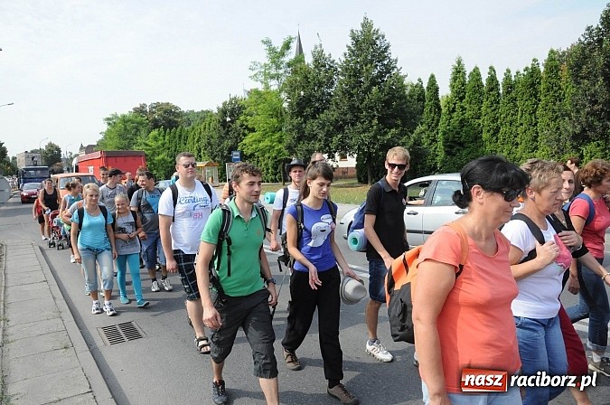 Zdjęcie w galerii na portalu naszraciborz.pl: Pielgrzymi z powiatu raciborskiego już na trasie wiadomości z regionu