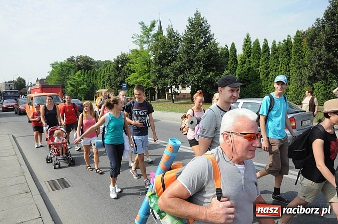 Zdjęcie w galerii na portalu naszraciborz.pl: Pielgrzymi z powiatu raciborskiego już na trasie wiadomości z regionu