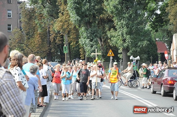 Zdjęcie w galerii na portalu naszraciborz.pl: Pielgrzymi z powiatu raciborskiego już na trasie wiadomości z regionu