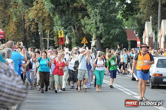 Zdjęcie w galerii na portalu naszraciborz.pl: Pielgrzymi z powiatu raciborskiego już na trasie wiadomości z regionu