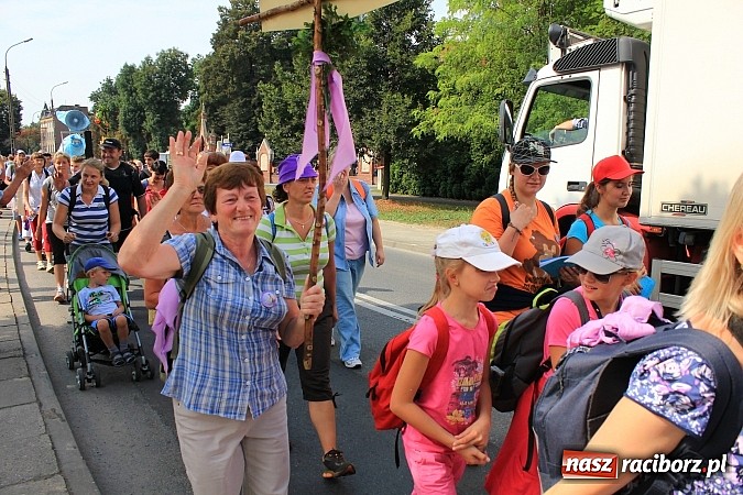 Zdjęcie w galerii na portalu naszraciborz.pl: Pielgrzymi z powiatu raciborskiego już na trasie wiadomości z regionu