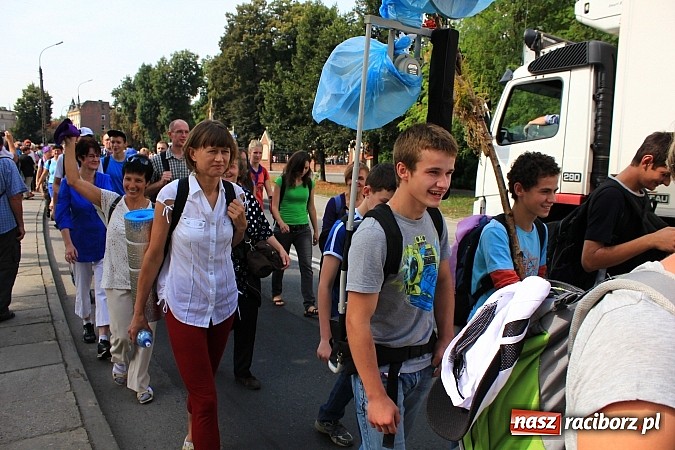 Zdjęcie w galerii na portalu naszraciborz.pl: Pielgrzymi z powiatu raciborskiego już na trasie wiadomości z regionu