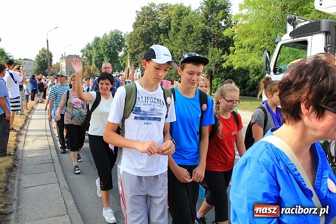 Zdjęcie w galerii na portalu naszraciborz.pl: Pielgrzymi z powiatu raciborskiego już na trasie wiadomości z regionu