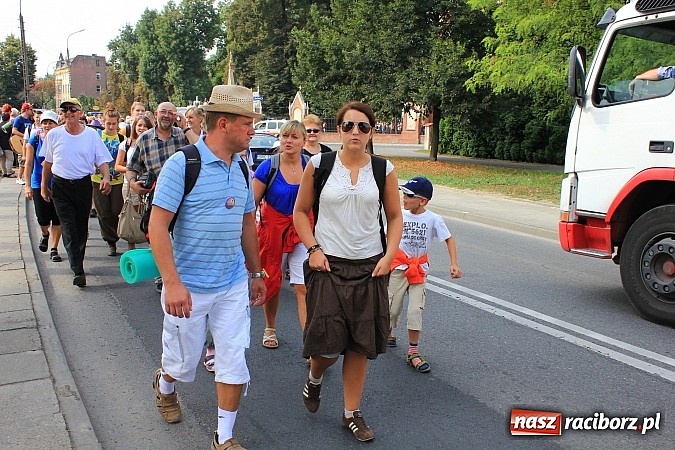 Zdjęcie w galerii na portalu naszraciborz.pl: Pielgrzymi z powiatu raciborskiego już na trasie wiadomości z regionu