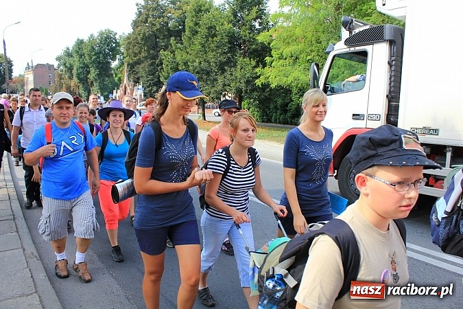 Zdjęcie w galerii na portalu naszraciborz.pl: Pielgrzymi z powiatu raciborskiego już na trasie wiadomości z regionu