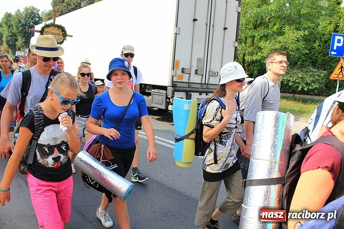 Zdjęcie w galerii na portalu naszraciborz.pl: Pielgrzymi z powiatu raciborskiego już na trasie wiadomości z regionu