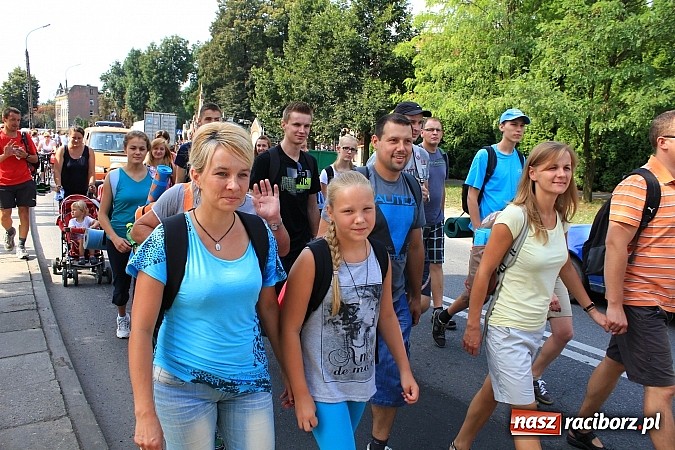 Zdjęcie w galerii na portalu naszraciborz.pl: Pielgrzymi z powiatu raciborskiego już na trasie wiadomości z regionu