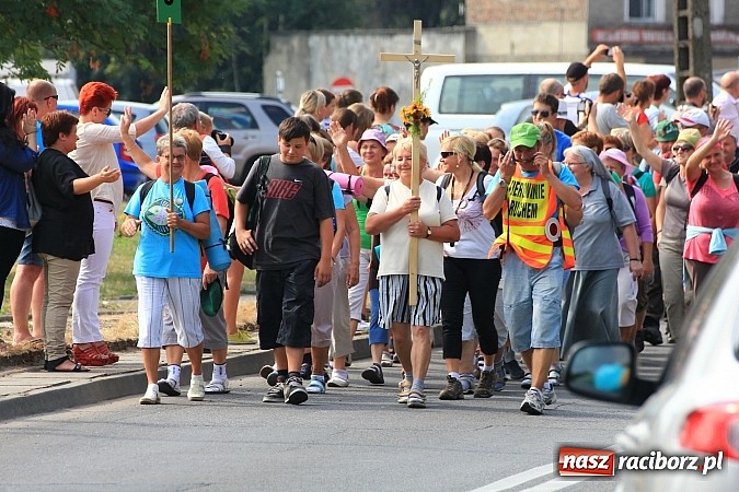 Zdjęcie w galerii na portalu naszraciborz.pl: Pielgrzymi z powiatu raciborskiego już na trasie wiadomości z regionu