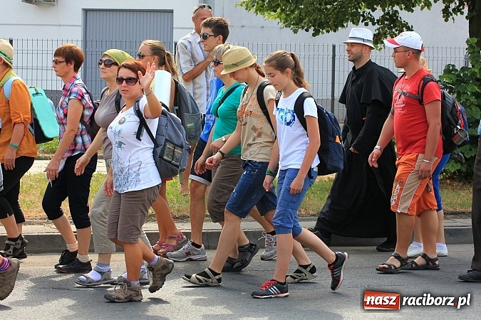 Zdjęcie w galerii na portalu naszraciborz.pl: Pielgrzymi z powiatu raciborskiego już na trasie wiadomości z regionu