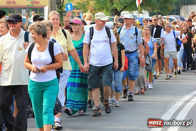 Zdjęcie w galerii na portalu naszraciborz.pl: Pielgrzymi z powiatu raciborskiego już na trasie wiadomości z regionu