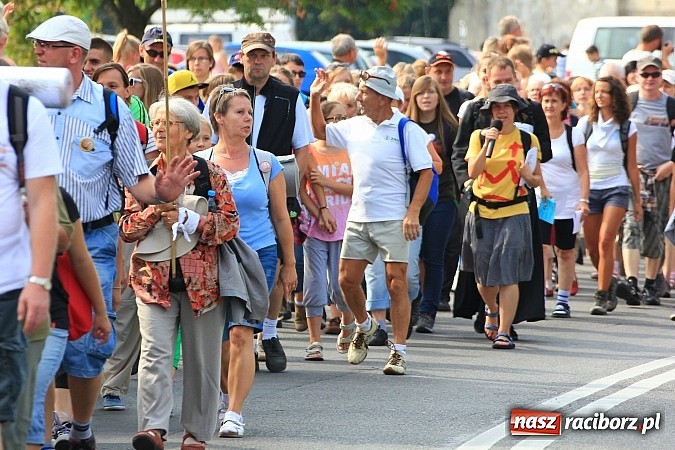 Zdjęcie w galerii na portalu naszraciborz.pl: Pielgrzymi z powiatu raciborskiego już na trasie wiadomości z regionu
