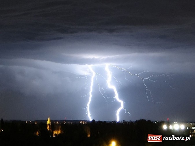 Zdjęcie w galerii na portalu naszraciborz.pl: Błyskawice nad Raciborzem - efektowne zdjęcia naszych Czytelników wiadomości z regionu