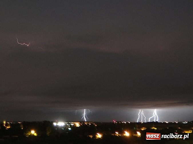 Zdjęcie w galerii na portalu naszraciborz.pl: Błyskawice nad Raciborzem - efektowne zdjęcia naszych Czytelników wiadomości z regionu