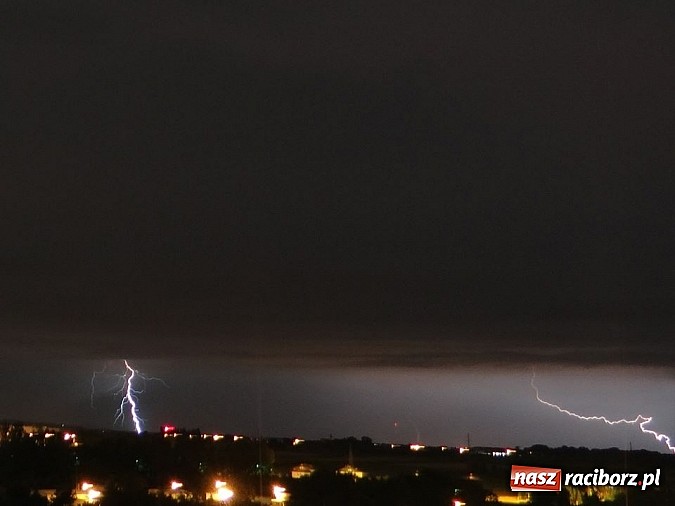 Zdjęcie w galerii na portalu naszraciborz.pl: Błyskawice nad Raciborzem - efektowne zdjęcia naszych Czytelników wiadomości z regionu
