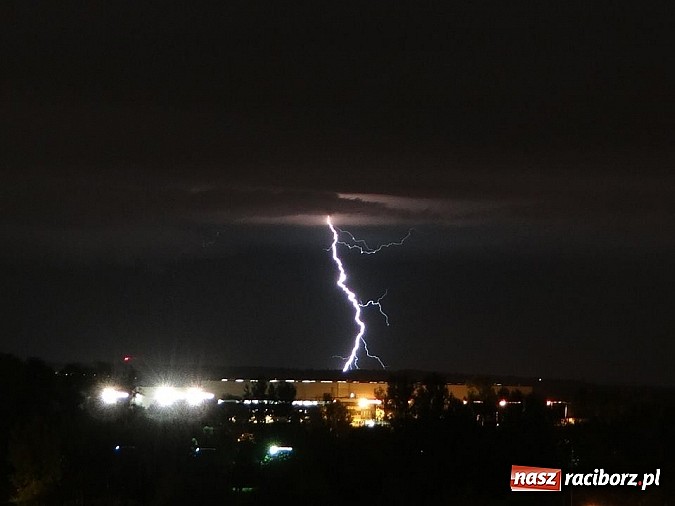 Zdjęcie w galerii na portalu naszraciborz.pl: Błyskawice nad Raciborzem - efektowne zdjęcia naszych Czytelników wiadomości z regionu