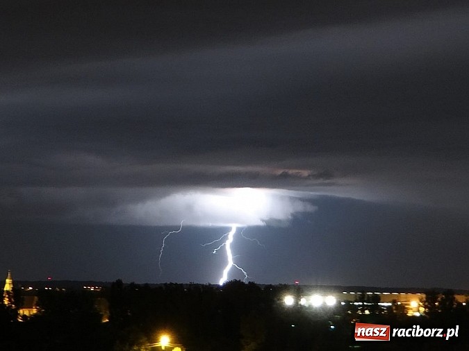 Zdjęcie w galerii na portalu naszraciborz.pl: Błyskawice nad Raciborzem - efektowne zdjęcia naszych Czytelników wiadomości z regionu