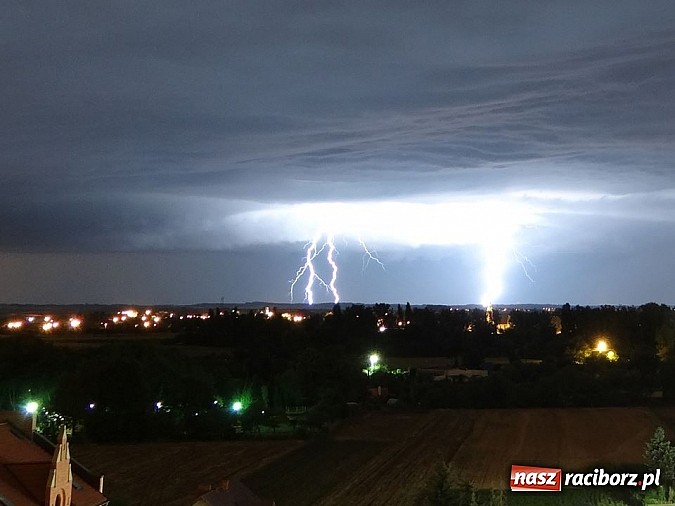 Zdjęcie w galerii na portalu naszraciborz.pl: Błyskawice nad Raciborzem - efektowne zdjęcia naszych Czytelników wiadomości z regionu
