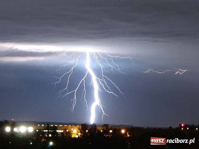 Zdjęcie w galerii na portalu naszraciborz.pl: Błyskawice nad Raciborzem - efektowne zdjęcia naszych Czytelników wiadomości z regionu