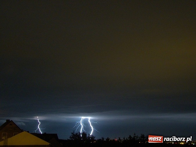 Zdjęcie w galerii na portalu naszraciborz.pl: Błyskawice nad Raciborzem - efektowne zdjęcia naszych Czytelników wiadomości z regionu