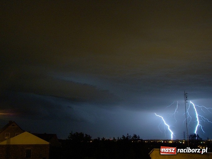 Zdjęcie w galerii na portalu naszraciborz.pl: Błyskawice nad Raciborzem - efektowne zdjęcia naszych Czytelników wiadomości z regionu