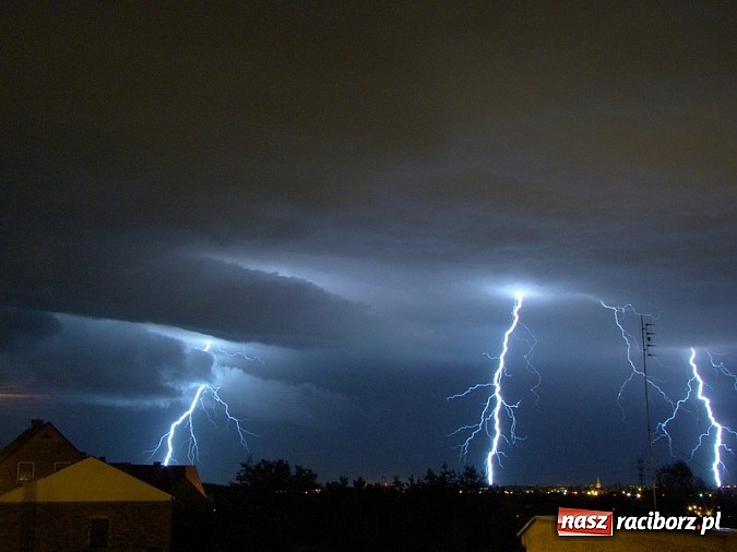 Zdjęcie w galerii na portalu naszraciborz.pl: Błyskawice nad Raciborzem - efektowne zdjęcia naszych Czytelników wiadomości z regionu