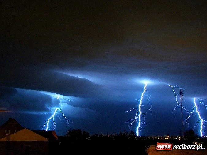 Zdjęcie w galerii na portalu naszraciborz.pl: Błyskawice nad Raciborzem - efektowne zdjęcia naszych Czytelników wiadomości z regionu